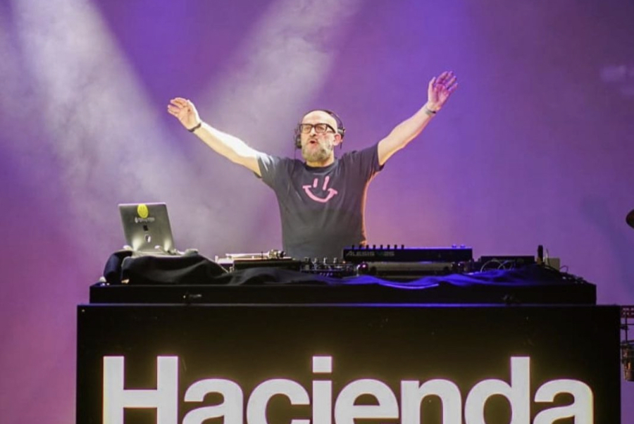 Don't touch that dial! It's time for more top notch house music from the Long Live House Radio Show. Previous mixes can be found here.