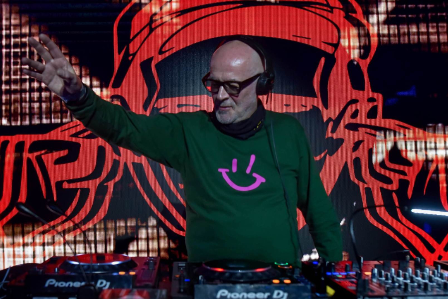 Feel the funk and get on down with another dose of house music from the Long Live House Radio Show with Graeme Park.