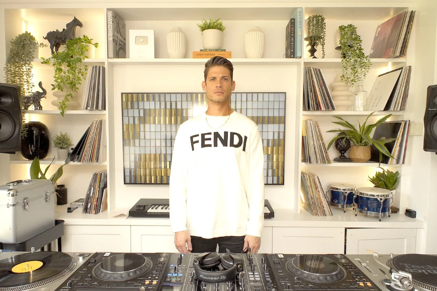 The White Collar Project is a vinyl-only mix series and creative label developed by Alejandro Zamora, developed following a difficult period for the Venezuelan-born DJ and artist.